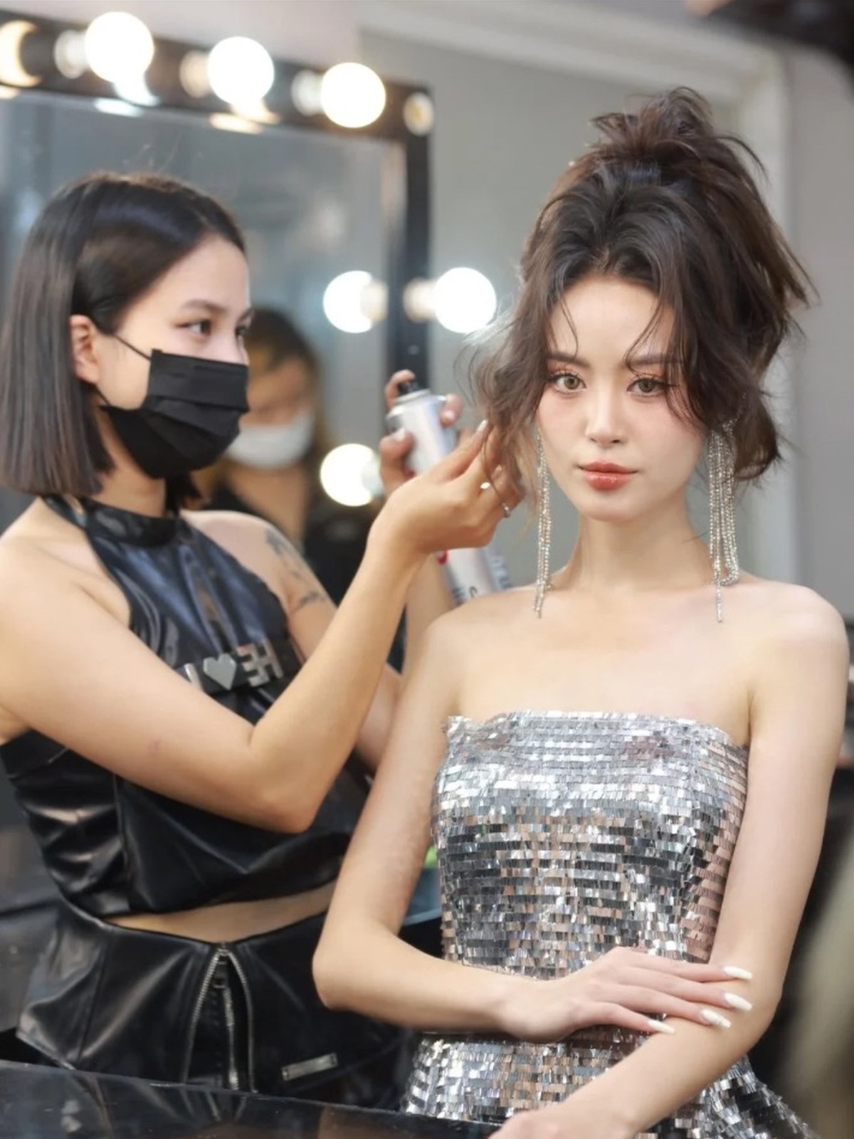 Thợ trang điểm Anh Trang Academy đang làm tóc cho khách