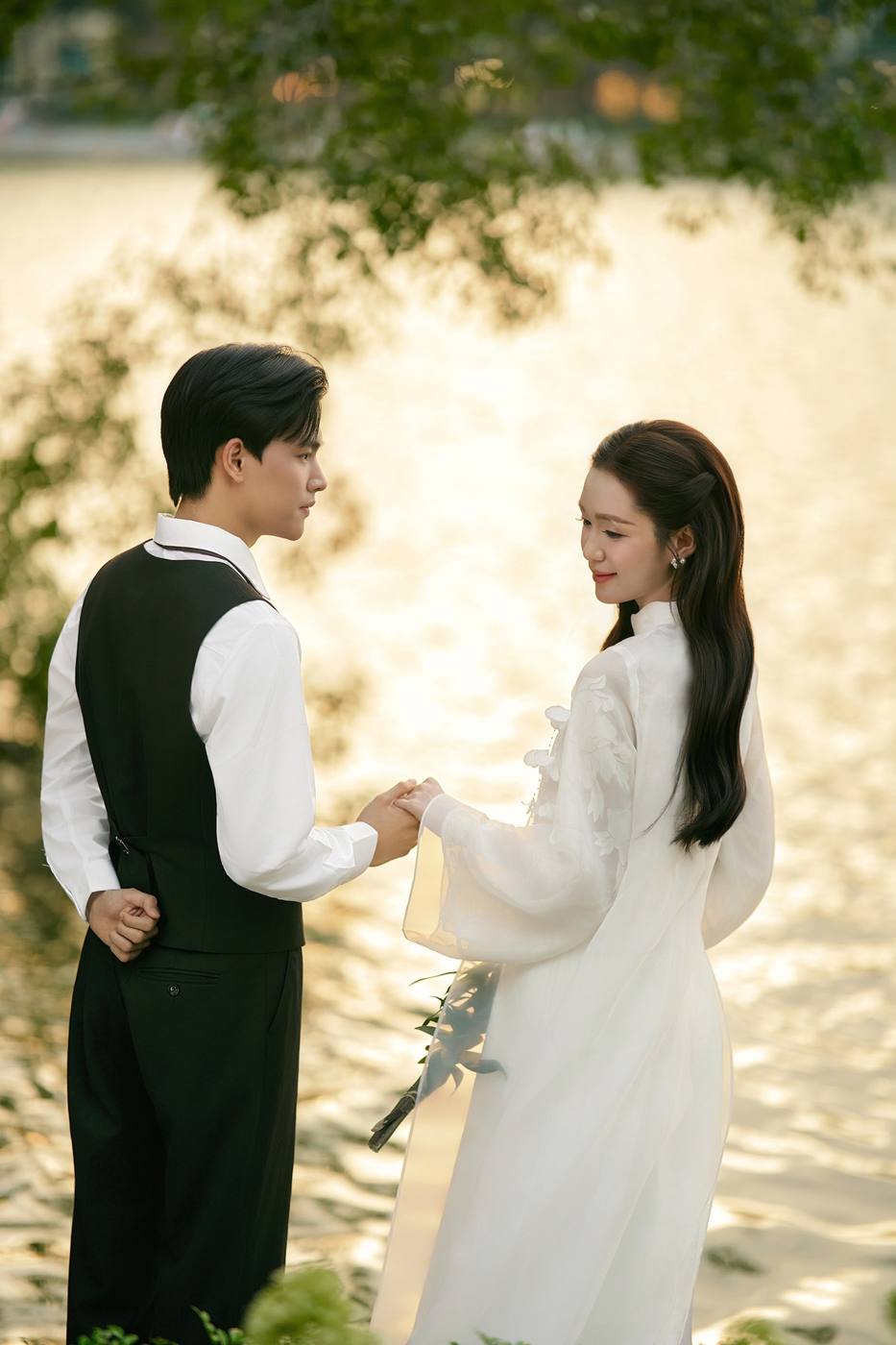 Lily & Linen — áo dài trắng ngoại cảnh — Duy Max Studio, trang 3