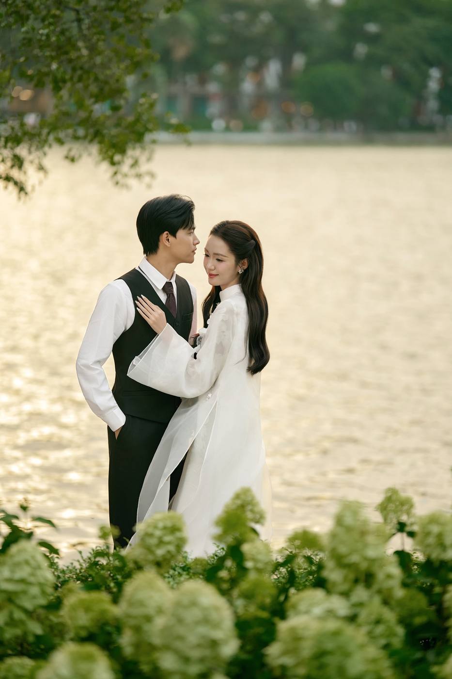 Lily & Linen — áo dài trắng ngoại cảnh — Duy Max Studio, trang 4