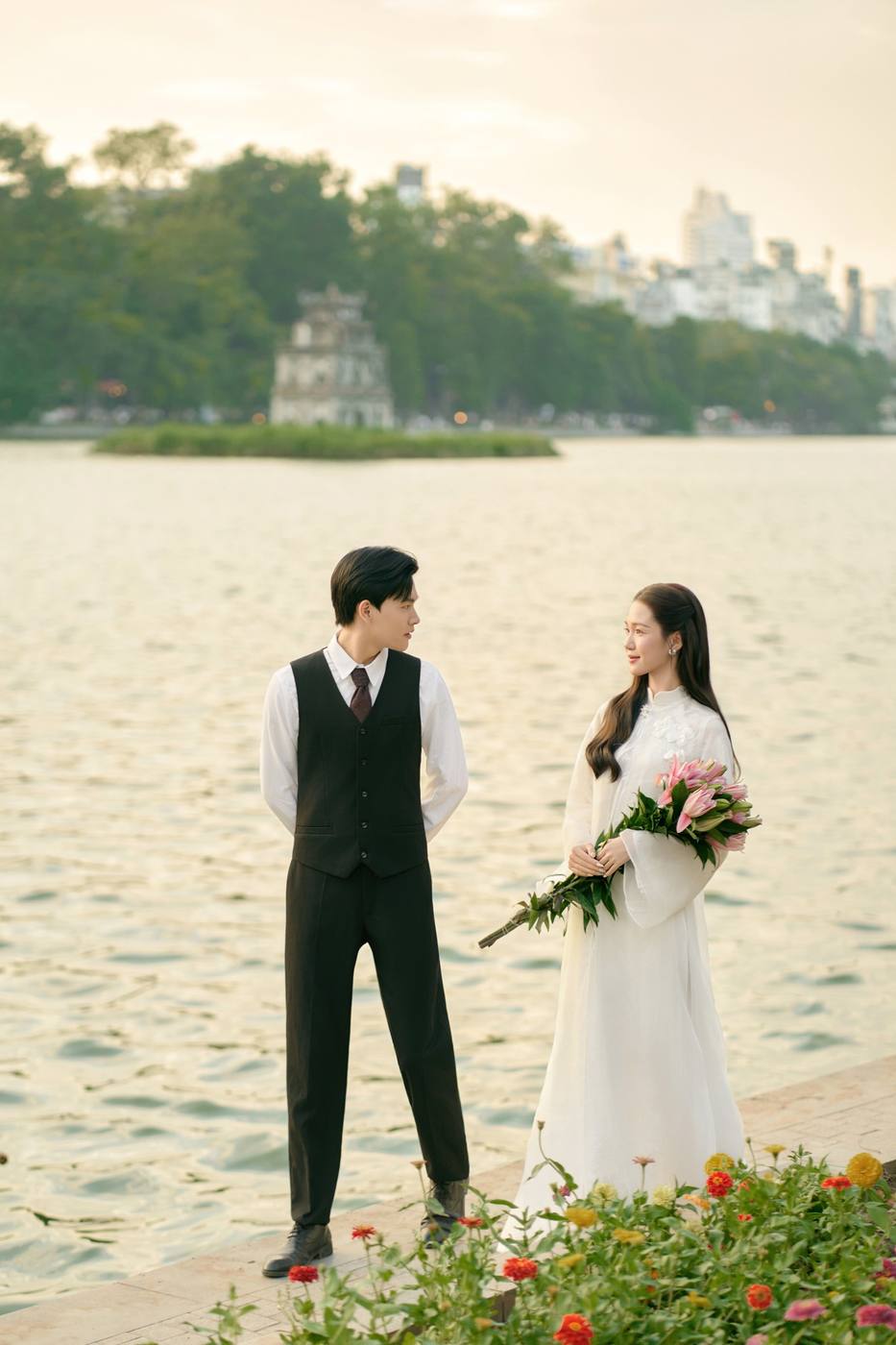 Lily & Linen — áo dài trắng ngoại cảnh — Duy Max Studio, trang 5