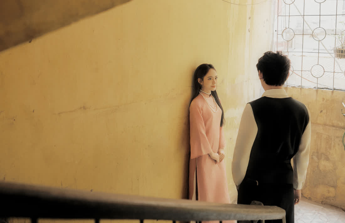 Áo dài hồng · phố cũ và tường vàng — Duy Max Studio