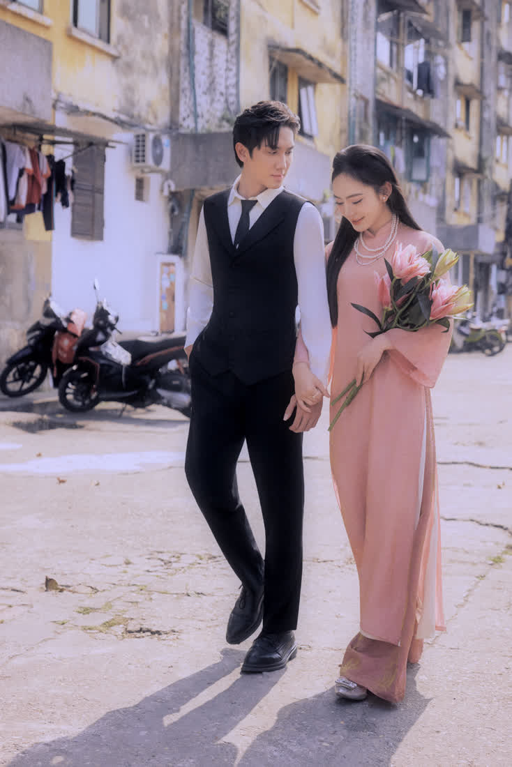 Áo dài hồng · phố cũ và tường vàng — Duy Max Studio