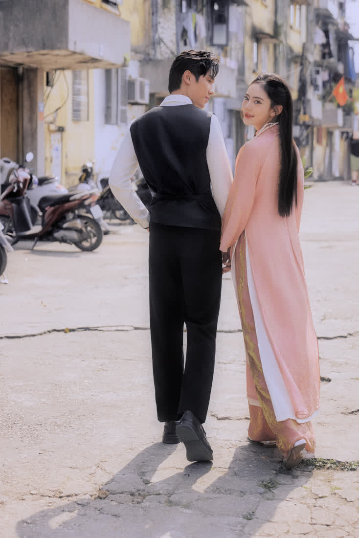Áo dài hồng · phố cũ và tường vàng — Duy Max Studio