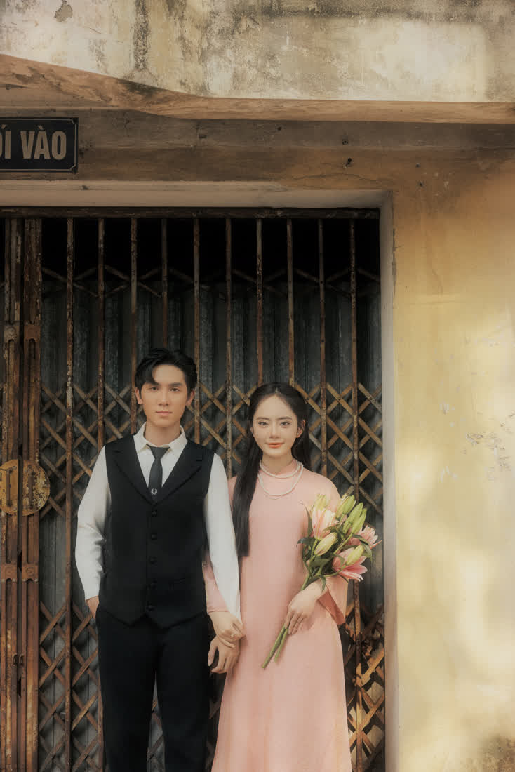 Áo dài hồng · phố cũ và tường vàng — Duy Max Studio