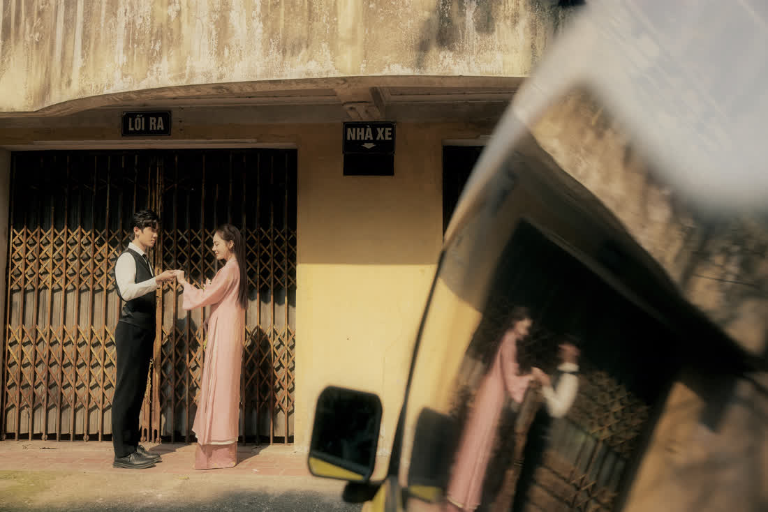 Áo dài hồng · phố cũ và tường vàng — Duy Max Studio
