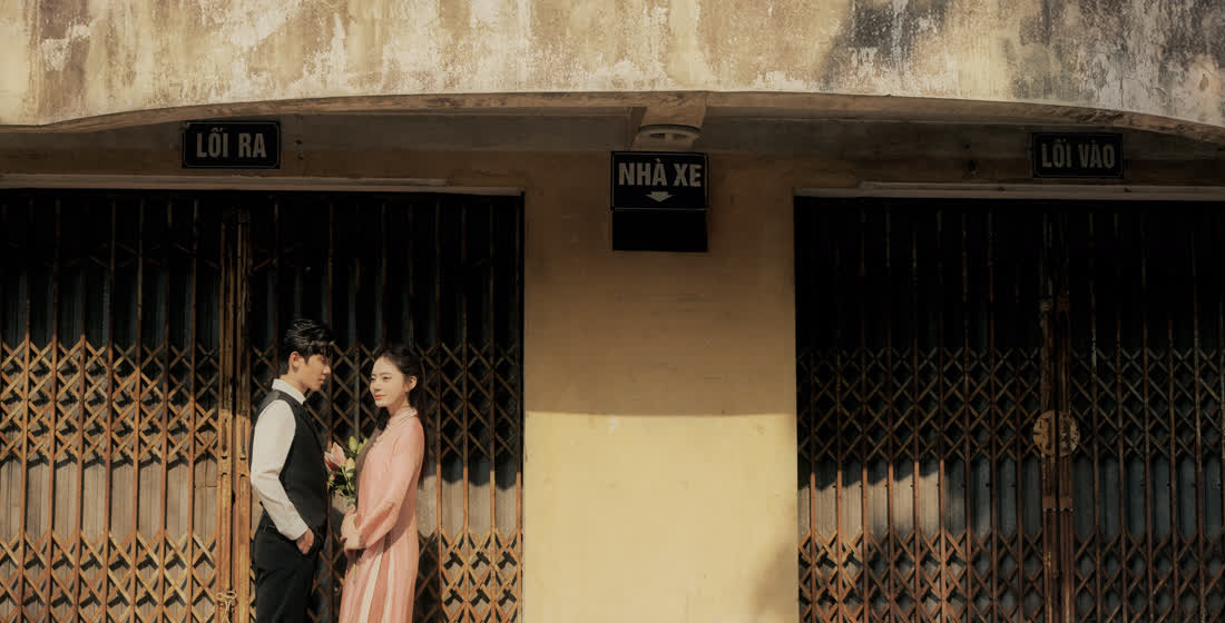 Áo dài hồng · phố cũ và tường vàng — Duy Max Studio