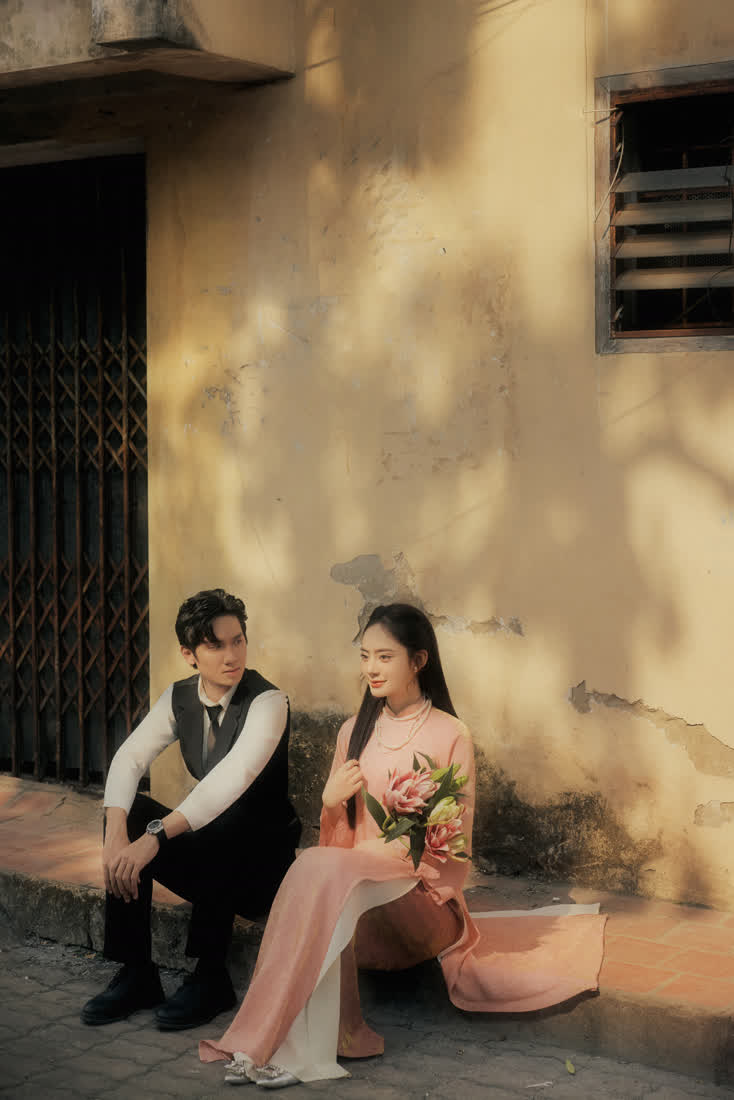 Áo dài hồng · phố cũ và tường vàng — Duy Max Studio