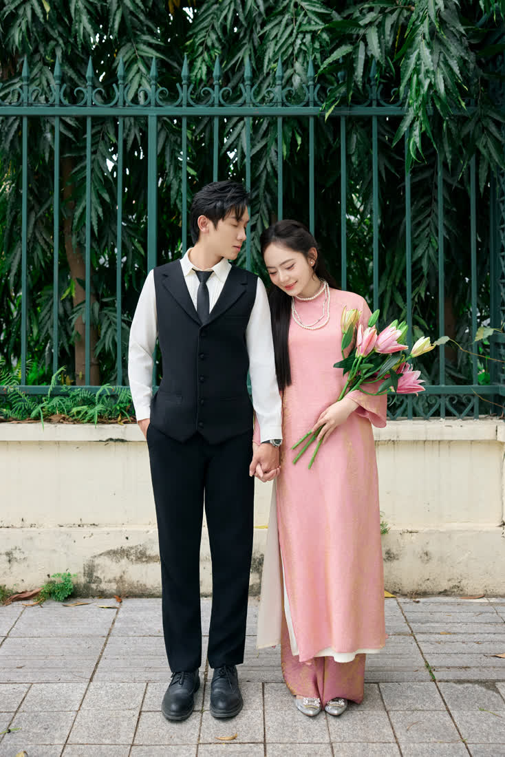 Áo dài hồng · biệt thự Pháp và hoa loa kèn — Duy Max Studio