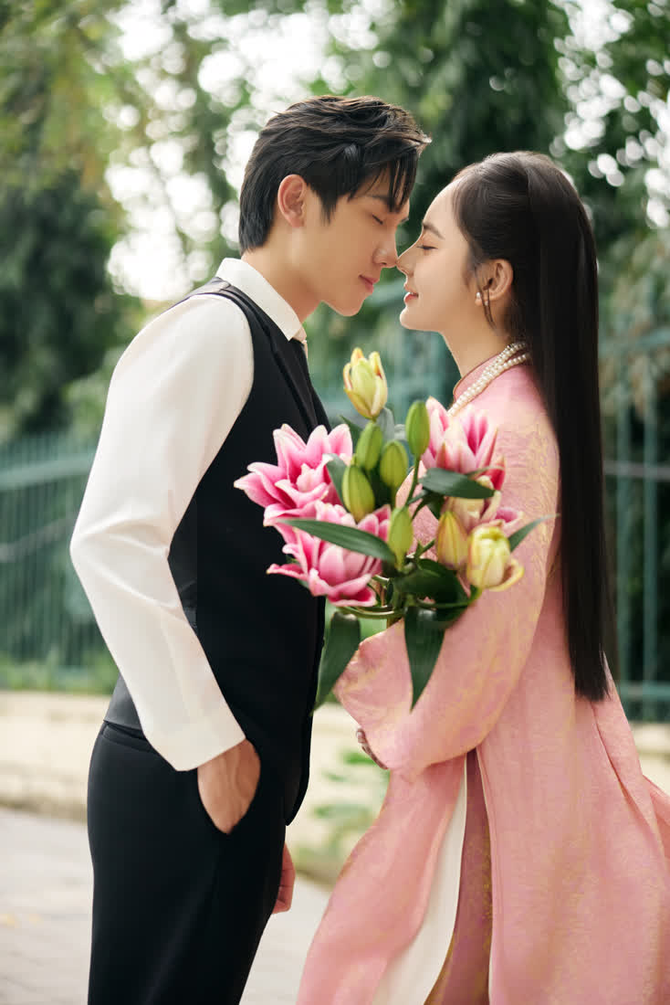 Áo dài hồng · biệt thự Pháp và hoa loa kèn — Duy Max Studio