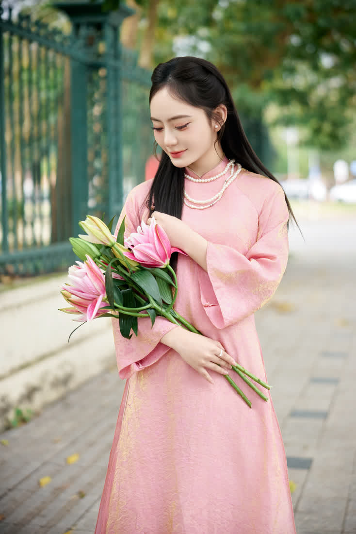 Áo dài hồng · biệt thự Pháp và hoa loa kèn — Duy Max Studio