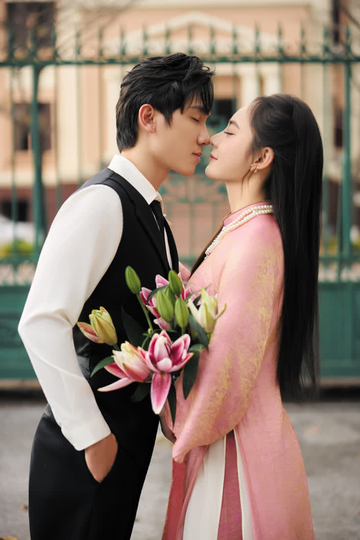Áo dài hồng · biệt thự Pháp và hoa loa kèn — Duy Max Studio