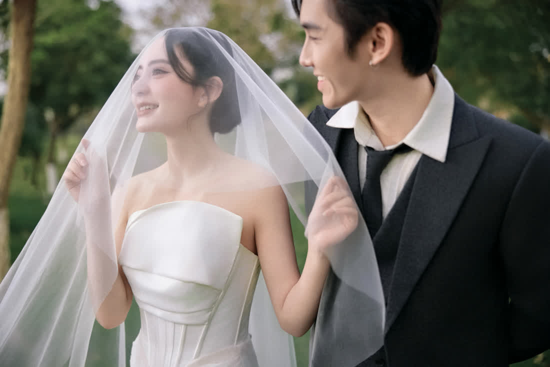 Váy cưới trắng · công viên — Duy Max Studio