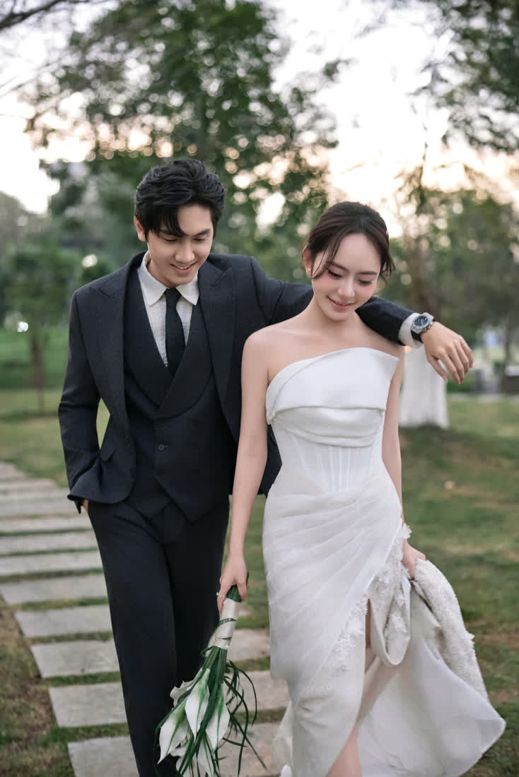 Váy cưới trắng · công viên — Duy Max Studio