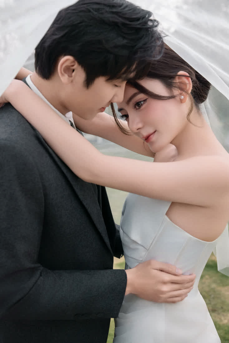 Váy cưới trắng · công viên — Duy Max Studio