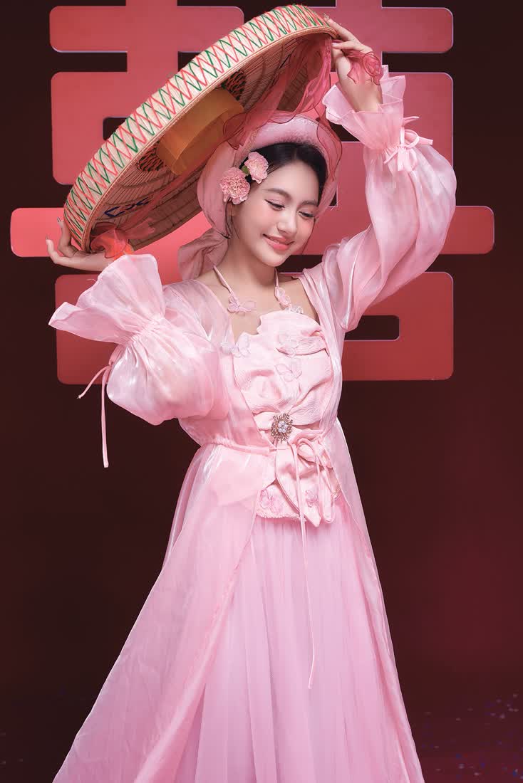 Cô dâu áo dài hồng cầm ô, nền đỏ chữ hỉ