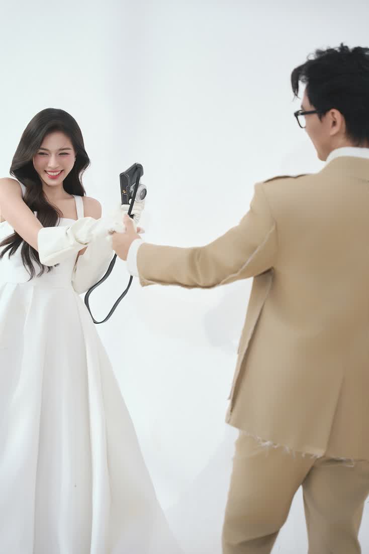 Chú rể quay lưng đưa tay về phía cô dâu