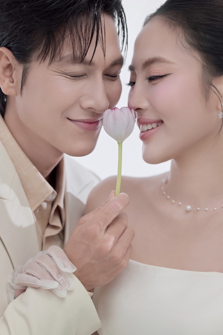 Cận cảnh cô dâu chú rể với bông tulip — concept mới Nàng thơ Tulip