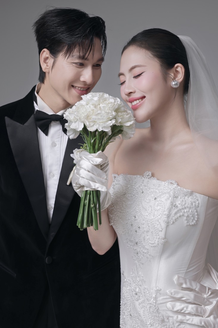 Bán thân cô dâu chú rể tuxedo đen nền xám — concept mới Lễ đường trắng xám