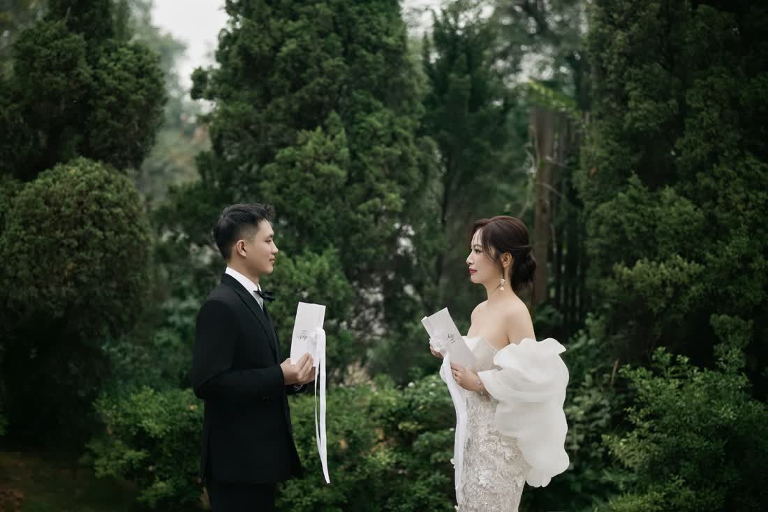 Cô dâu chú rể đọc lời thề trong vườn cây xanh