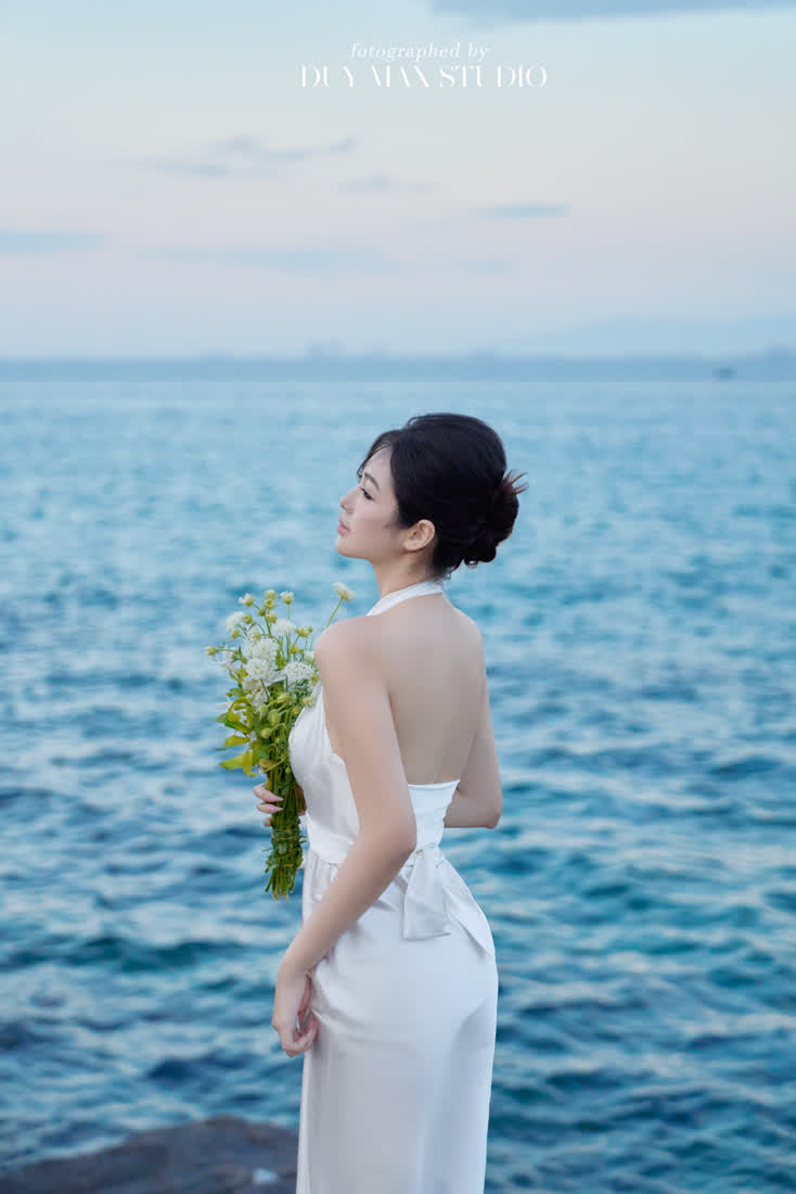 Cô dâu bên bờ biển xanh
