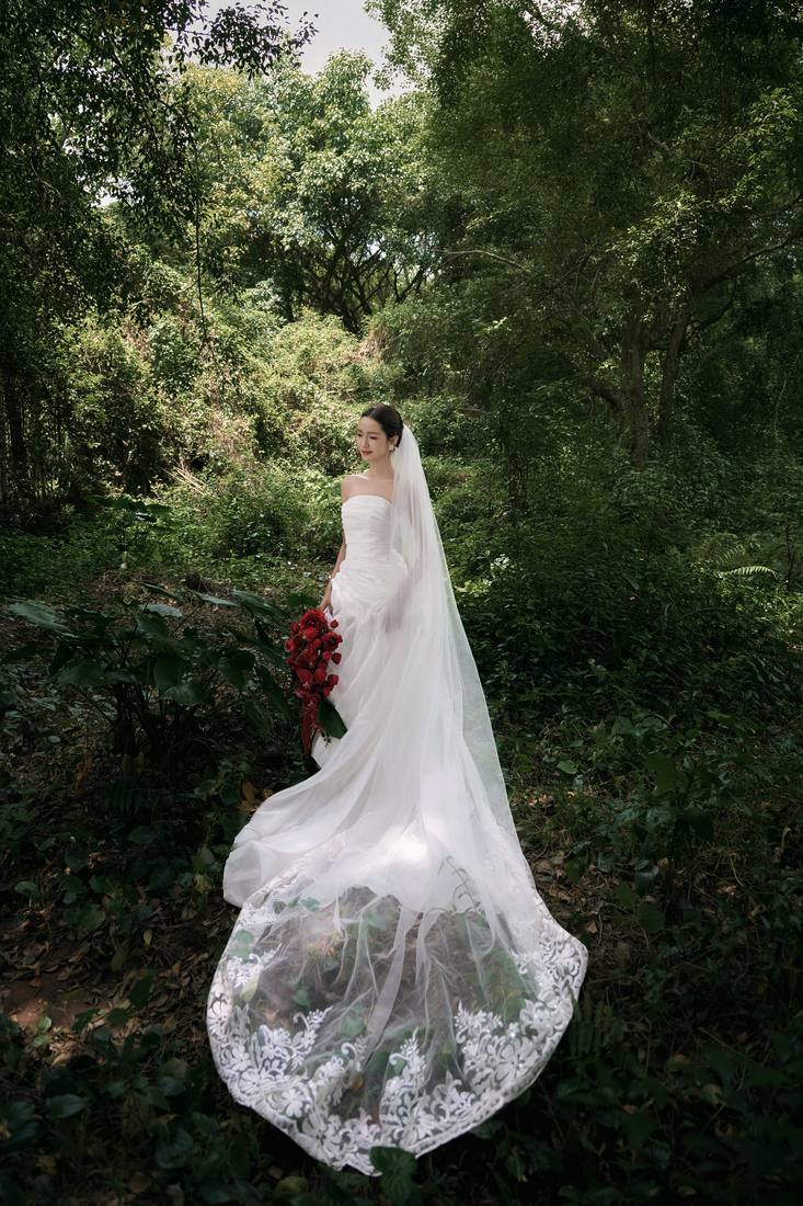Rừng cây · voan dài hoa đỏ — Duy Max Studio