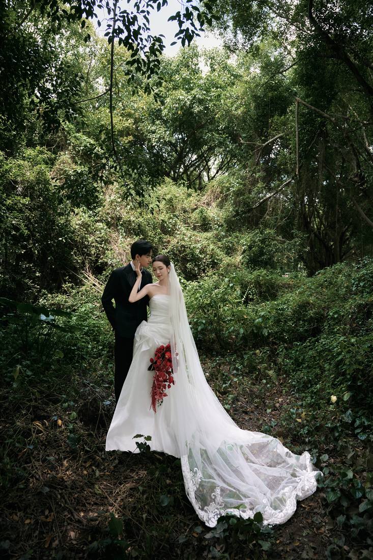 Rừng cây · voan dài hoa đỏ — Duy Max Studio
