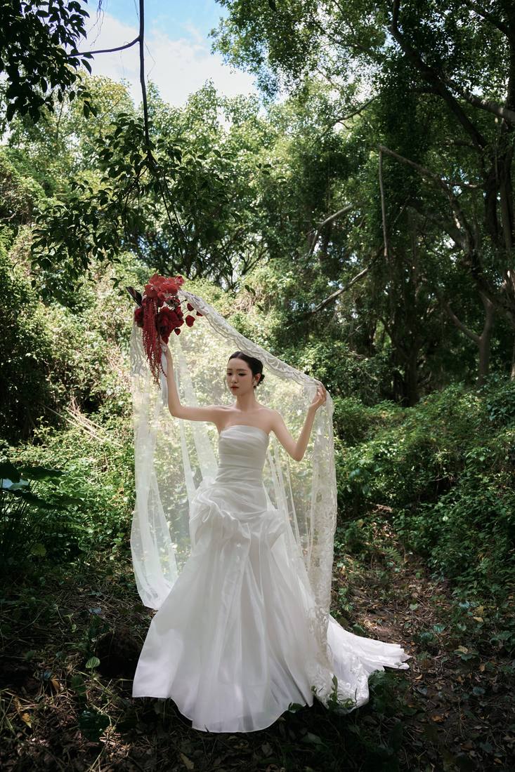Rừng cây · voan dài hoa đỏ — Duy Max Studio