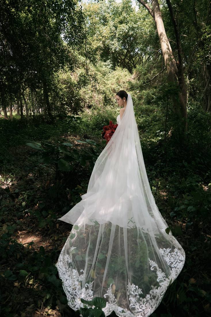 Rừng cây · voan dài hoa đỏ — Duy Max Studio